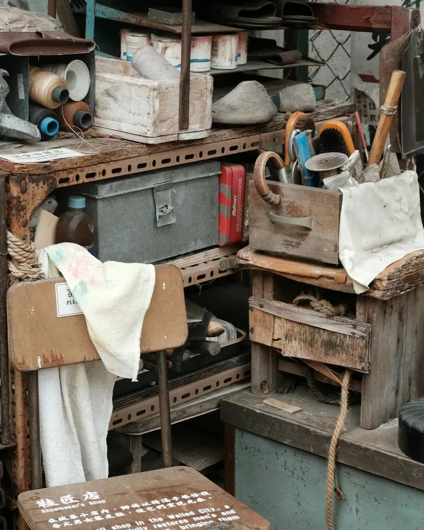Banco de trabajo con herramientas y materiales ordenados en un taller artesanal
